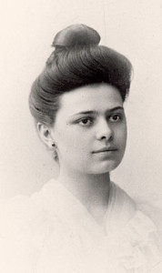 225px-Portrait_d'Elisabeth_de_la_Trinité_à_l'age_de_50_ans