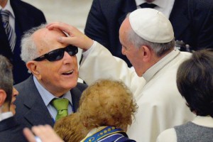 Sourds-muets-et-aveugles-en-fete-avec-le-pape-Francois_article_popin