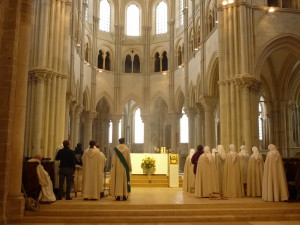 Vézelay, fraternité monastique de Jérusalem en prière