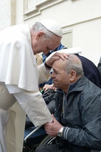 Pape François bénit un infirme