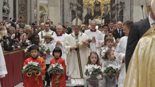 Messe de Noël: le Pape François invite à « se laisser envelopper par la tendresse de Jésus »