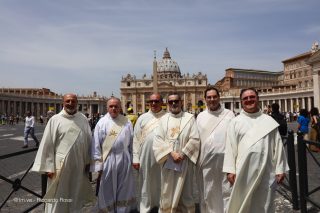 En mai, le Pape François invite à prier pour les diacres…