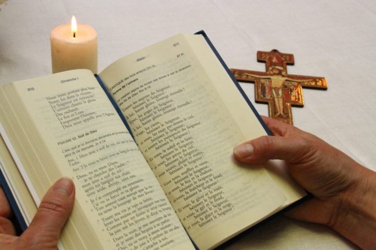 Initiation à « la Liturgie des Heures », ou « Prière du Temps Présent ». Sedifop